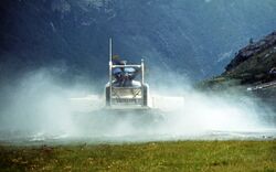 SR-N6 /009 på veg ut fra Geiranger.