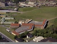 Hovin skole i Strømsveien 110 i Oslo (1955), revet 2015. Foto: Widerøes Flyveselskap/Oslo byarkiv (1962).