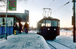 Østgående perrong, sett fra Hovseterveien, før oppgraderingen i 1995, Stasjonsveien til høyre, her ubebygget. Foto: Erik Borgersen/Akershusbasen (1978).