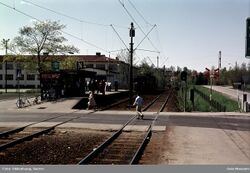 Østgående perrong, sett fra vestgående perrong Huseby skole til venstre, Hovseterveien krysser sporene og Stasjonsveien til høyre. Foto: Sverre Okkenhaug/Oslo Museum (1978).