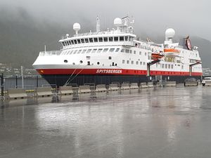 Hurtigruta MS Spitsbergen i Tromsø.jpg