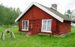 Da det var tid for avslutte smievirksomheten ble det besluttet at smias grunnetasje og hovedbestanddeler med fordel kunne flyttes til Huseby og inngå i Skedsmo Bygdemuseum. Foto Steinar Bunæs.