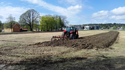 Husebyjordet pløyes i 2000. Dette er nordre del av Skeidismo. Foto Rolf Melvold.