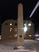 Forsamlingshuset «Huset» ved Longyearbyen, med minnesmerket over Einar Sverdrup utenfor. Foto: Lars Egil Sørsdal (2016)
