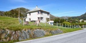 Bilde av eit hus med hageområde rundt