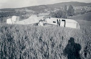 Den første alvorlige ulykke på flyplassen 8.6.1952 da Hütter Hü17 havarerte og flygeren ble skadet. Foto: Tor Jakob Espedal. Klikk på bildet for å se stor utgave