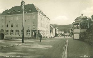Hvedings gate ved Posthuset.jpg