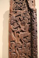 Detalj frå stavkyrkjeportalen: Sigurd Fåvnesbane drep smeden Regin. Foto: Chris Nyborg (2013)