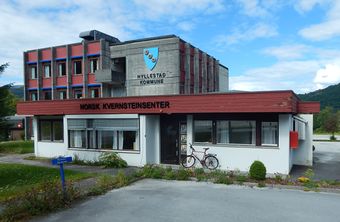 Hyllestad kommunehus og Norsk kvernsteinsenter.jpg