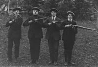 Frå venstre, Lars Larsson Berge, Ukjent, Harald Berge, Olav S. Berge, omlag 1917