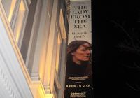 Motiv fra teaterfasade i London, hvor Fruen fra havet ble oppført med Pia Tjelta i hovedrollen i februar/mars 2019. Foto: Stig Rune Pedersen