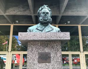 Ibsen byste Ibsenhuset Skien.jpeg