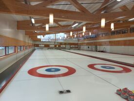 Curlinghallen ligger i samme lengderetning som ishockey- og kunstløphallen. Foto: Pål Giørtz (2023).