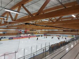 Ishockey- og kunstløphallen har en publikumskapasitet på 400. Foto: Pål Giørtz (2023).