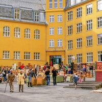 Loppemarked på Ila skole. Den monumentale bygningen er et landemerke i indre by. Foto: Leif-Harald Ruud (2007)