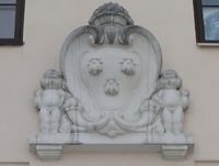 Den italienske adelsslekten Barberinias våpenskjold med tre bier på husvegg øverst i Ilatrappa. Foto: Stig Rune Pedersen