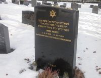 2011. Jødisk grav med davidsstjerne, tekst på både hebraisk og norsk og en personlig hyllest. Østre gravlund i Oslo. Foto: Stig Rune Pedersen (2013).