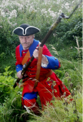 Infanterist under minnemarkering for Karl XIIs mislykte forsøk på å forsere Gjelleråsen i 1716.