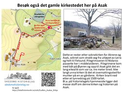 Infoskilt om adkomsten til kirkeruinene på Asak.