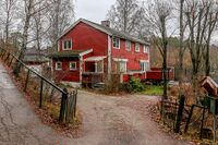 Vertikaldelt tomannsbolig i Ingolf Ruuds vei på Ljan; oppført i 1956 av et boliglag dannet av verkstedarbeidere i NSB. Foto: Leif-Harald Ruud (2021)