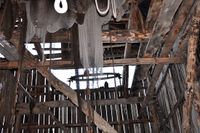 Eit rotete innteriør, i opninga oppe kan ein sjå suta.