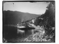 46. Innerst i en fjord Med en damp båt som ligger til kaia - NB MS G4 0515.jpg