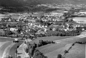 Innflygningen til flyplassen gikk fra jernbanens stenvelvsbro og rett inn på jordet til Gårdene Renskoug. Foto: via Lier Historielag. Klikk på bildet for å se stor utgave