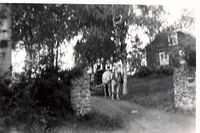 Innkjøringen mot Engeli fra Vestre Totenveg. Foto: Ukjent, 1950 tallet