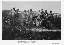 Instruksjon av flygere. Nitteberg gård i bakgrunnen til venstre.