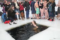 Isbading for de tøffeste under Isfestivalen på Semsvannet 2012. Foto: Svend Aage Madsen, 2012