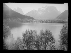 Isfjorden med Åndalsnes - no-nb digifoto 20160720 00005 NB MIT FNR 18782.jpg
