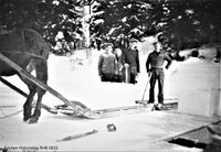 185. Isskjæring på Høvikdammen (RHB-0633).jpg