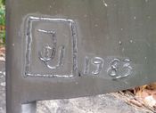 Uthaugs initialer nederst på skulpturen Hellebard i Oslo. Foto: Stig Rune Pedersen