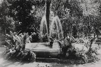 Stasjonsparken med springvann på Rena stasjon 1890. Foto Jernbanemuseet.