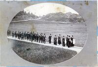 1884: Innvielsesprosesjon 23/7 med prester i front. "Dette er fra innvielsen av Bjorbekk kirke 23 juli 1884. Vi ser prosesjonen på vei til kirken, de gikk fra Nordli (Øyestad gamle kommunehus, lå omtrent der hvor menighetshuset Betel i dag er lokalisert) . De andre bildene (diverse prester og prominente gjester) er fra sammenkomsten på gården Ås som ble holdt ifbm innvielsen."[1]