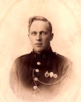Jacob Norman, fotografert 1919; elev på 6. Divisjons underoffiserskole i Harstad. Mangeårig aktivist innen avholdsrørsla gjennom Det Norske Totalavholdsselskap. Ledet lokallag på Kveøy i Kvæfjord, Bjarkøy, Borkenes i Kvæfjord og Harstad, samt at han ledet Trondenes fylke av D.N.T. gjennom flere år. Tildelt Klostermedaljen på D.N.T.s landsmøte i Harstad i 1951.