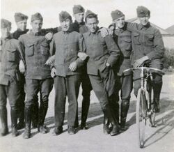 Asbjørn Andresen blant flygervenner på Kjeller.