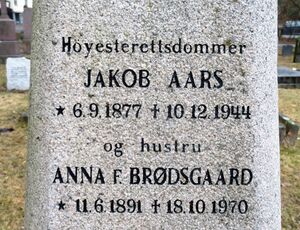 Jakob Aars gravminne.JPG