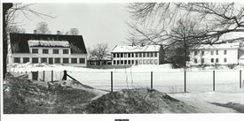 Jansløkka skole i Asker. Næss tegnet bygningen til venstre, oppført i 1915. Foto: Jon Stenseng/Asker bibliotek (1984).