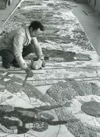 Jardar Lunde under arbeid med sitt glassmaleri i Trondenes Sparebank i 1967. Foto: John Berthung/Harstad Tidende.
