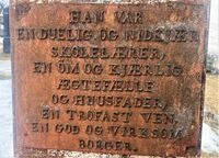 Gravskrift på Norderhov kirkegård for kirkesanger og skolelærer.