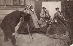 Jens Peter Broch fotograferer Louise Drechsel.jpg