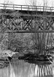 Jernbanebru over Sagelva slik den så ut fra 1904 til 1970. Dagens bru er av typen platebærer, som tillater gjennomgående ballast og store driftsfordeler.