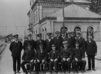 Ansatte på stasjonen, ukjent år. Foto: Ukjent / Eiker Arkiv.