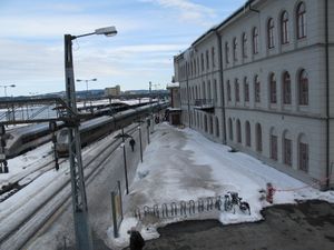 Jernbanestasjonen sett fra Bybrua.JPG