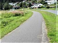 Jernbanesporet som gikk parallelt med Bogavegen er opparbeidet til gang og sykkelveg. Foto: Harald Duklæt.