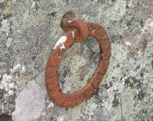 Jernring i stein ved Flesberg stavkirke.jpg