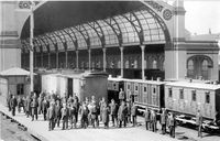 Stasjonspersonalet utenfor Østbanehallen; kareter og godsvogner i og utenfor hallen 1898.Kilde: Jernbanemuseet