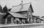 Tolga (Tolgen) stasjon med personale og trolig mesterens familie på plattformen 1887.