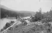 Langlete stasjon, oversiktsbilde med bl.a. lokomotivstallen 1887.